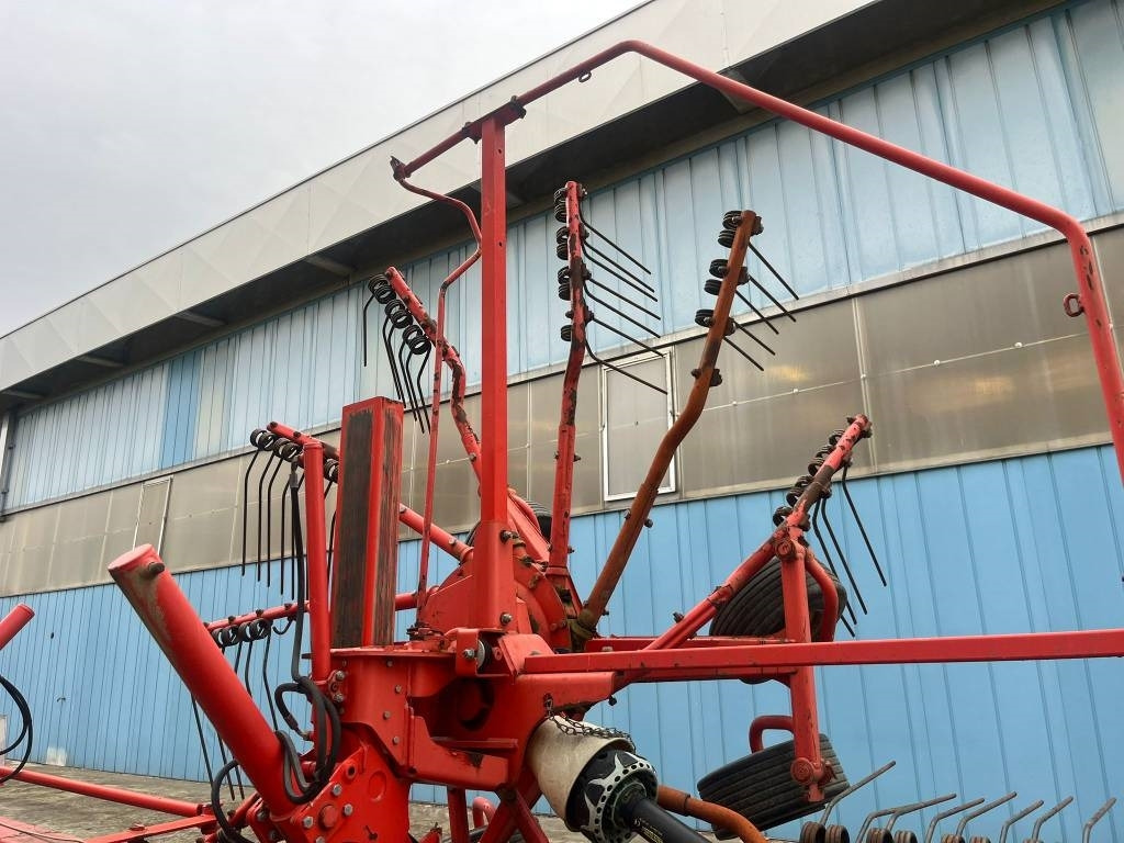 Kuhn 6520 - Szénaforgató: 4 kép. Kuhn 6520 - Szénaforgató: 4 kép.