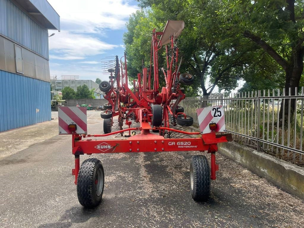 Kuhn GA 8121 - Szénaforgató: 2 kép. Kuhn GA 8121 - Szénaforgató: 2 kép.