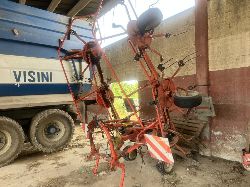 Lely TH 680 - Szénaforgató: 1 kép. Lely TH 680 - Szénaforgató: 1 kép.
