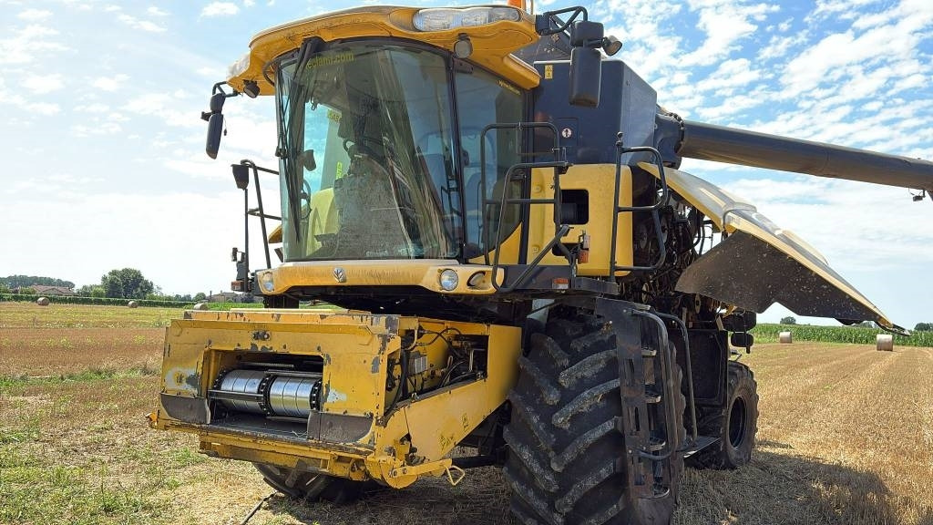 New Holland CR 960 - Kombájn: 2 kép. New Holland CR 960 - Kombájn: 2 kép.