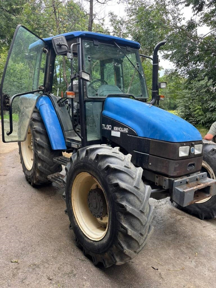 New Holland TL 90 - Traktor: 1 kép. New Holland TL 90 - Traktor: 1 kép.