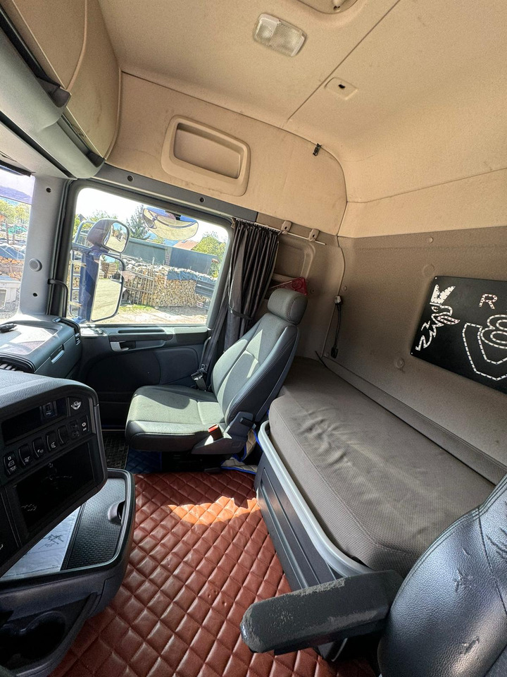 Rönkszállító teherautó, Darus autó a következők szállításához rönkfa SCANIA R730: 7 kép.