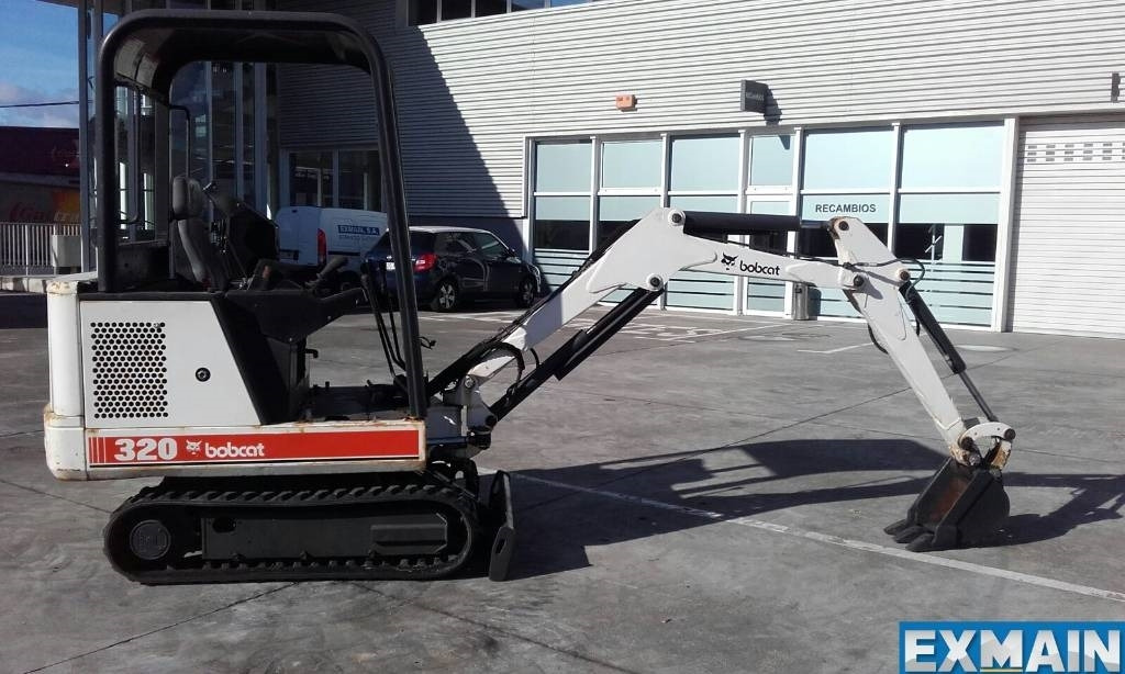 Bobcat X 320 - Minikotró: 1 kép. Bobcat X 320 - Minikotró: 1 kép.