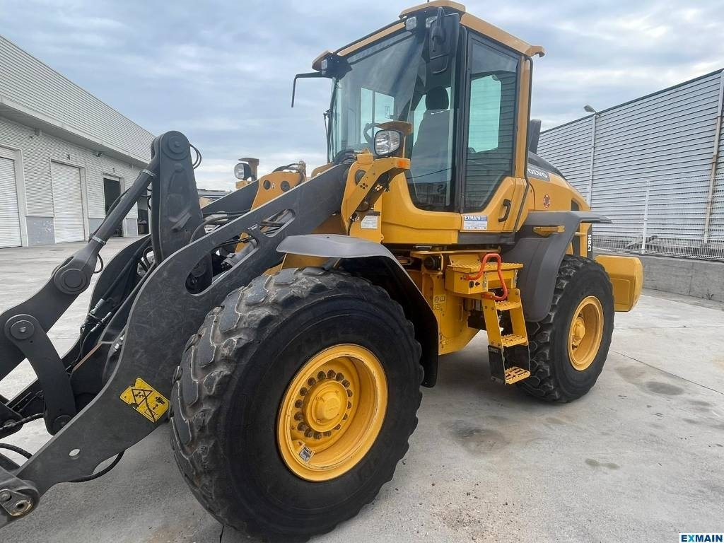 Volvo L 70 H - Gumikerekes homlokrakodó: 2 kép. Volvo L 70 H - Gumikerekes homlokrakodó: 2 kép.