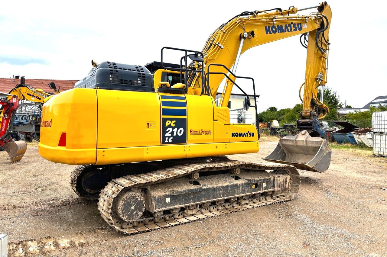 Komatsu PC210LC-11E0 - Lánctalpas kotró: 2 kép. Komatsu PC210LC-11E0 - Lánctalpas kotró: 2 kép.
