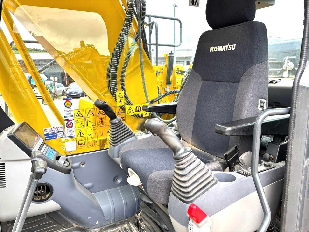 Komatsu PC210LC-11E0 - Lánctalpas kotró: 3 kép. Komatsu PC210LC-11E0 - Lánctalpas kotró: 3 kép.
