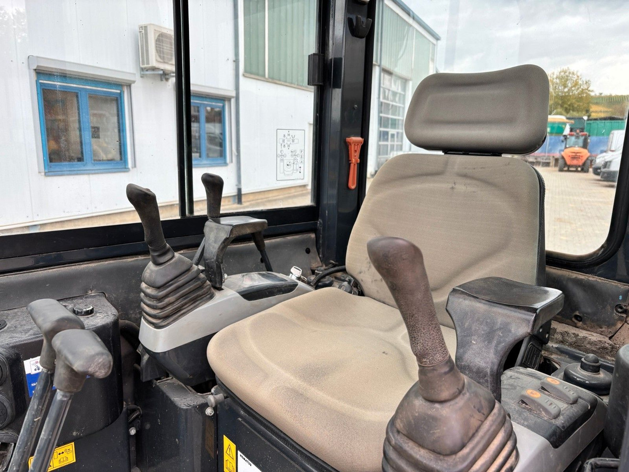 Komatsu PC26MR-3 - Minikotró: 4 kép. Komatsu PC26MR-3 - Minikotró: 4 kép.