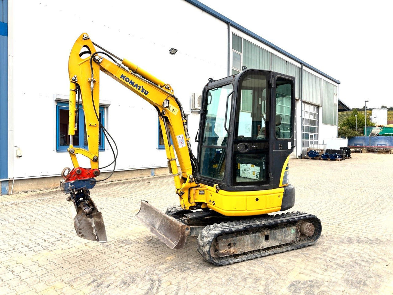 Komatsu PC26MR-3 - Minikotró: 1 kép. Komatsu PC26MR-3 - Minikotró: 1 kép.
