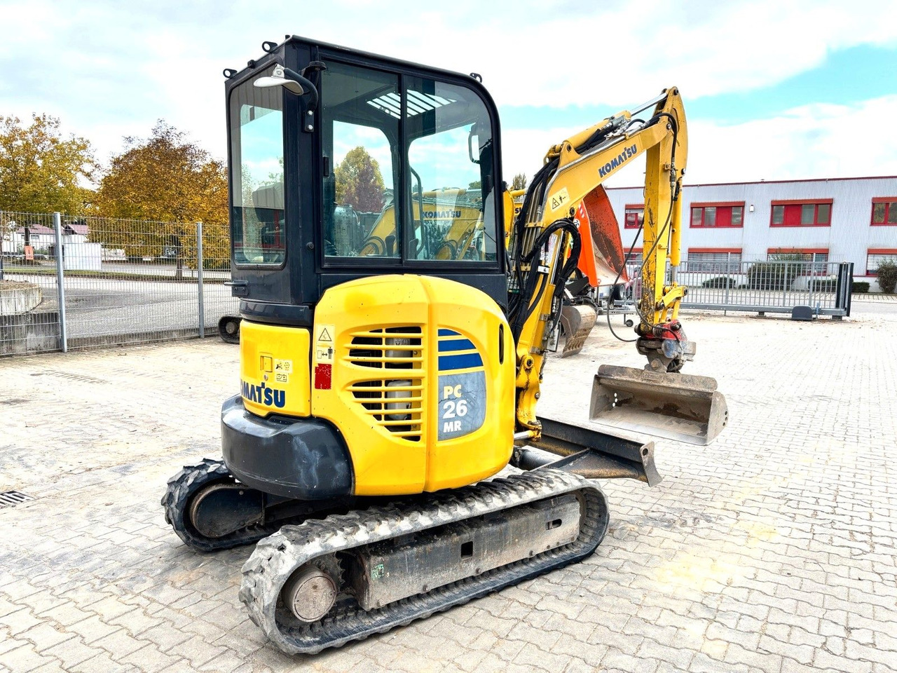 Komatsu PC26MR-3 - Minikotró: 2 kép. Komatsu PC26MR-3 - Minikotró: 2 kép.