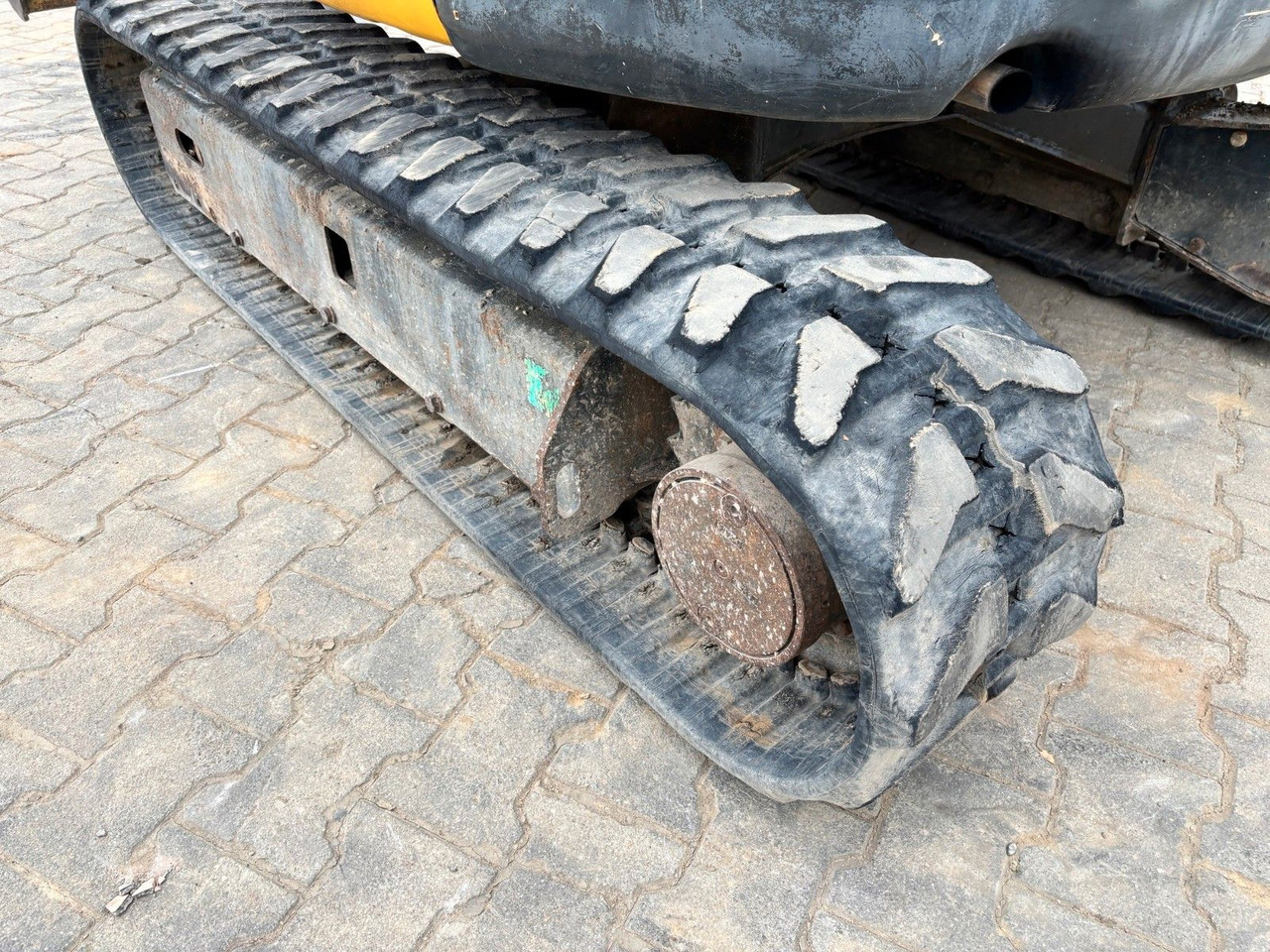 Komatsu PC26MR-3 - Minikotró: 3 kép. Komatsu PC26MR-3 - Minikotró: 3 kép.