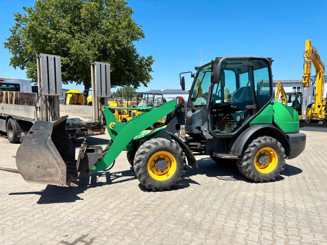 Komatsu WA70-5 - Gumikerekes homlokrakodó: 1 kép. Komatsu WA70-5 - Gumikerekes homlokrakodó: 1 kép.