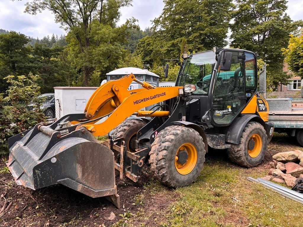 Komatsu WA70-7 - Gumikerekes homlokrakodó: 1 kép. Komatsu WA70-7 - Gumikerekes homlokrakodó: 1 kép.