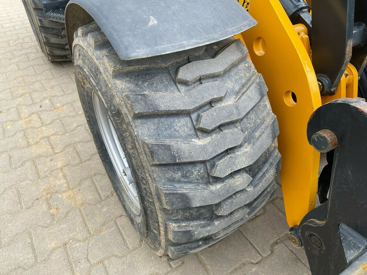 Schäffer 24E - Gumikerekes homlokrakodó: 3 kép. Schäffer 24E - Gumikerekes homlokrakodó: 3 kép.