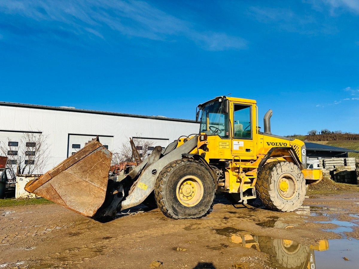 Volvo L60E - Gumikerekes homlokrakodó: 3 kép. Volvo L60E - Gumikerekes homlokrakodó: 3 kép.