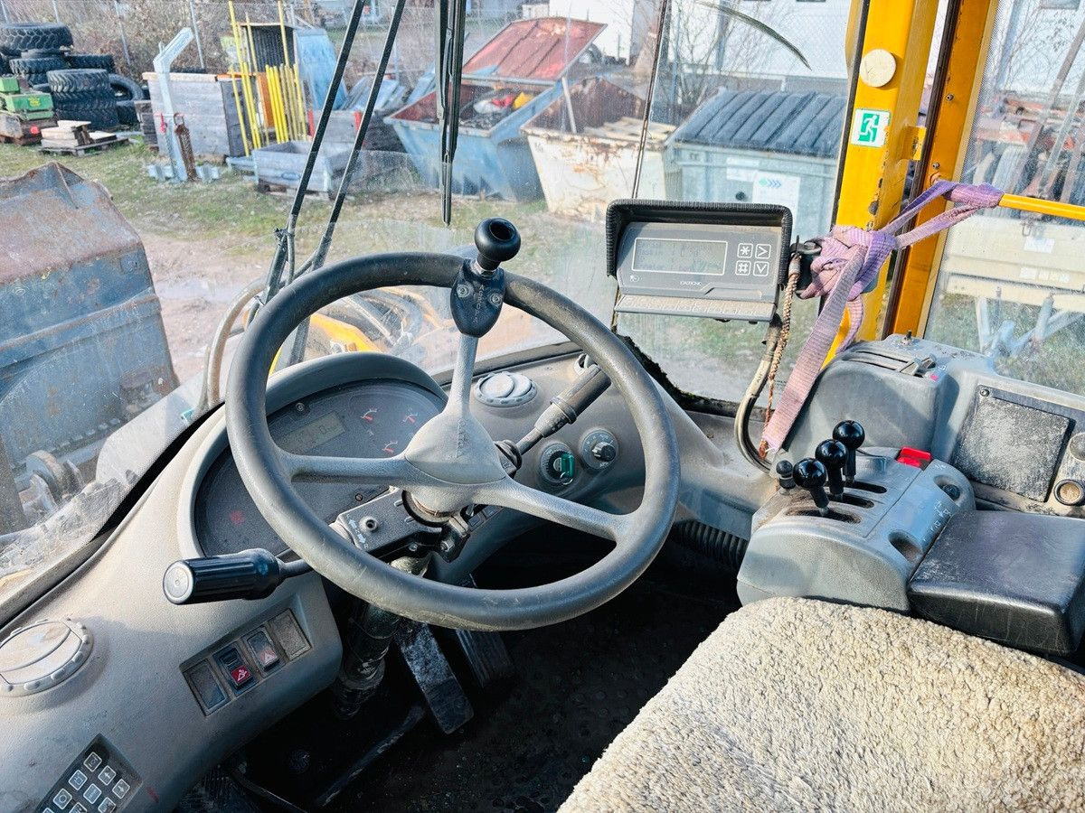 Volvo L60E - Gumikerekes homlokrakodó: 4 kép. Volvo L60E - Gumikerekes homlokrakodó: 4 kép.