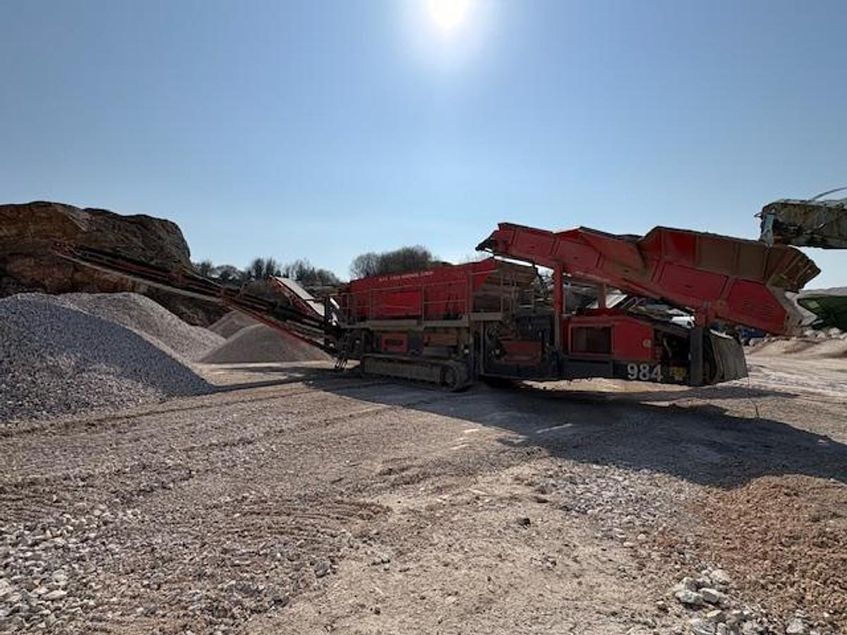 Terex Finlay 2015 Terex Finlay 984 - Osztályozó berendezés: 2 kép. Terex Finlay 2015 Terex Finlay 984 - Osztályozó berendezés: 2 kép.