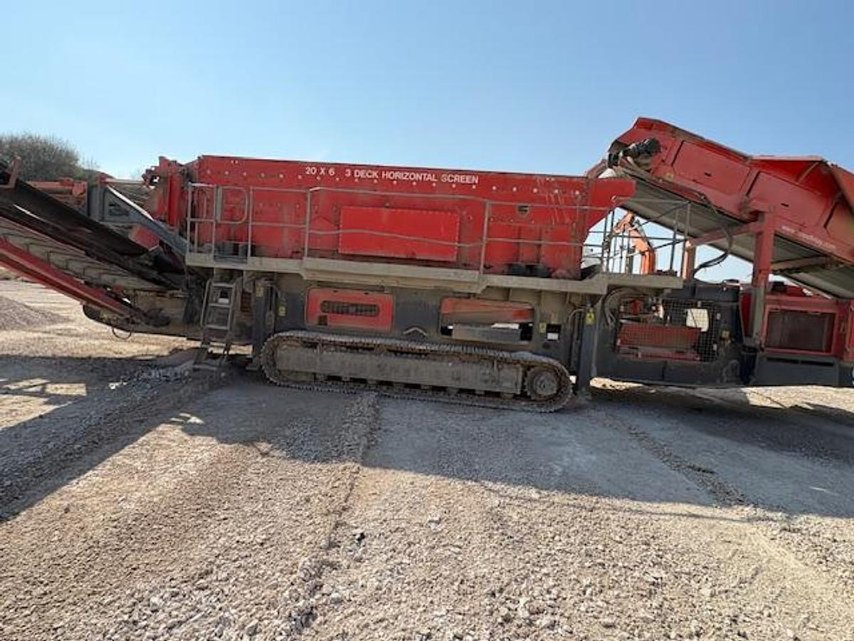 Terex Finlay 2015 Terex Finlay 984 - Osztályozó berendezés: 3 kép. Terex Finlay 2015 Terex Finlay 984 - Osztályozó berendezés: 3 kép.