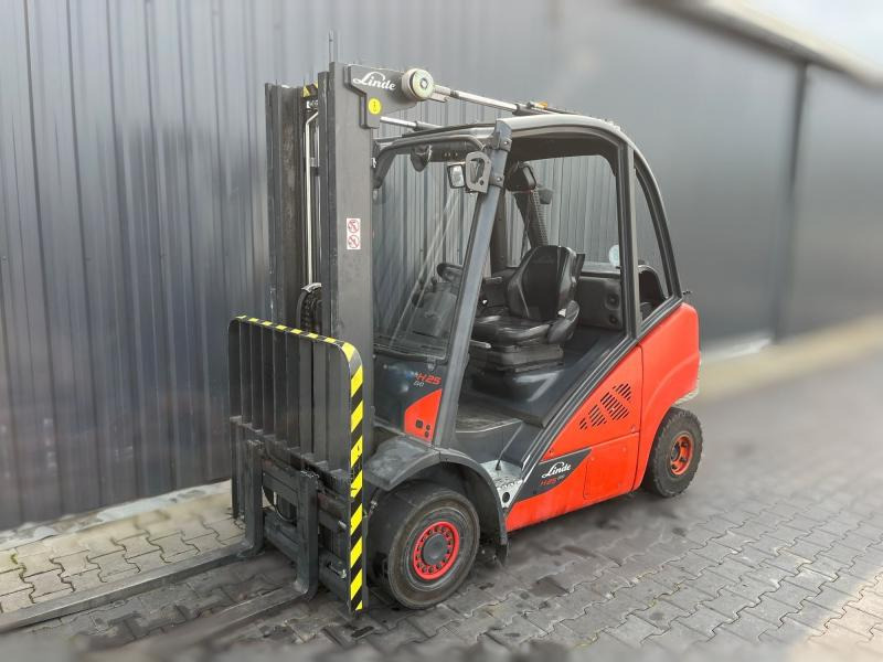 Fenwick H25T-02 - Gázüzemű targonca: 1 kép. Fenwick H25T-02 - Gázüzemű targonca: 1 kép.