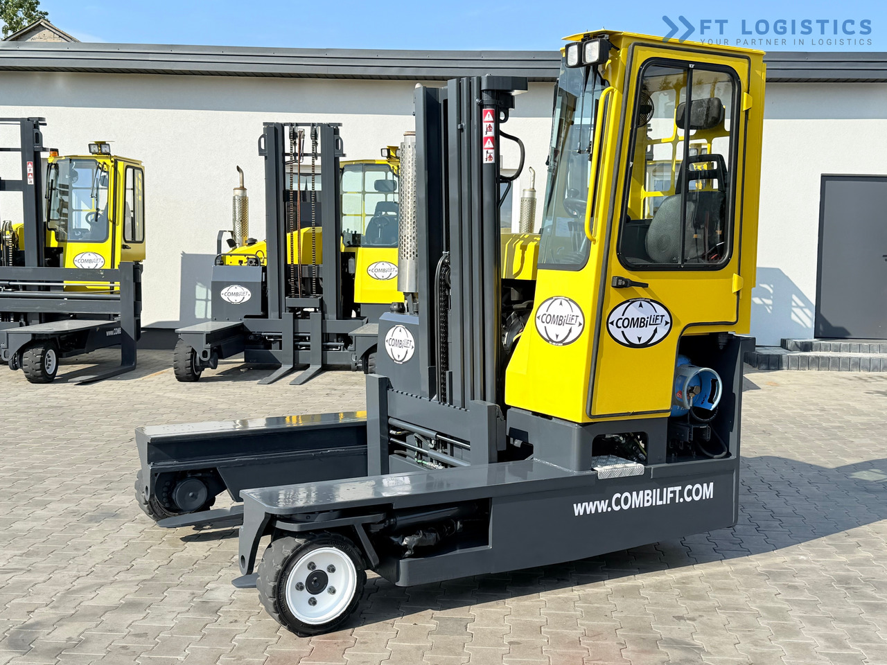 COMBILIFT C3000 / GAS / TRIPLEX - 4900MM / ONLY 1537 HOURS / FORK POSITIONER / CABIN / LIKE NEW - Négyutas tolóoszlopos targoncá: 2 kép. COMBILIFT C3000 / GAS / TRIPLEX - 4900MM / ONLY 1537 HOURS / FORK POSITIONER / CABIN / LIKE NEW - Négyutas tolóoszlopos targoncá: 2 kép.