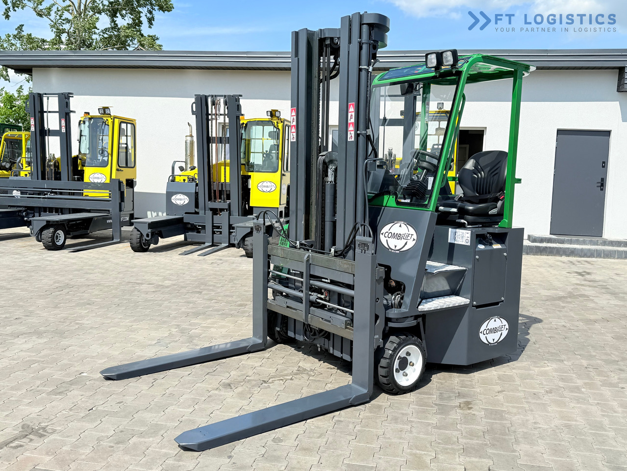 COMBILIFT CB2500 / DIESEL / EXTENDABLE FORKS / TRIPLEX / 5500MM / FREE LIFT / SIDE SHIFT / FORK POSITIONER / LIKE NEW - Négyutas tolóoszlopos targoncá: 1 kép. COMBILIFT CB2500 / DIESEL / EXTENDABLE FORKS / TRIPLEX / 5500MM / FREE LIFT / SIDE SHIFT / FORK POSITIONER / LIKE NEW - Négyutas tolóoszlopos targoncá: 1 kép.