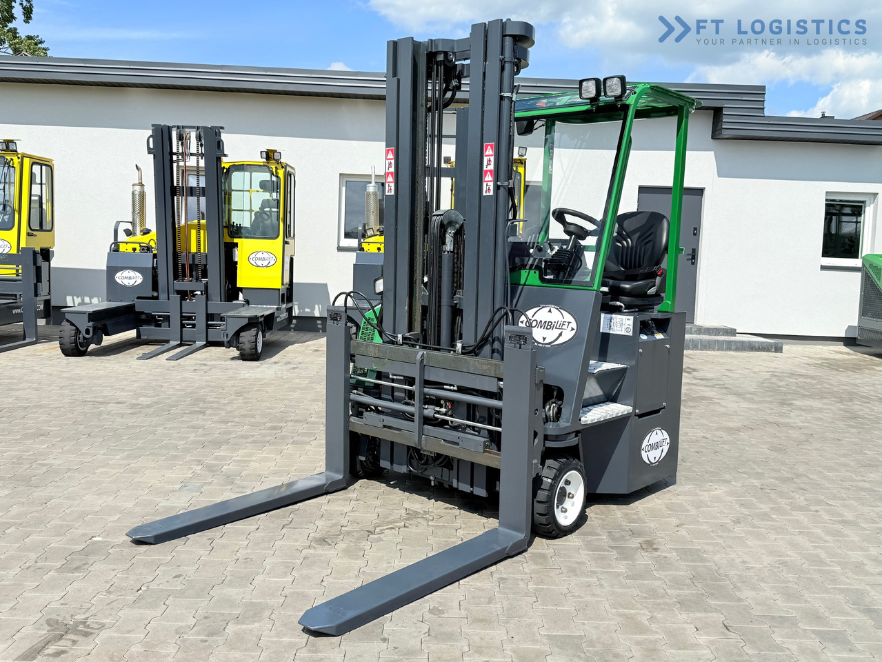 COMBILIFT CB2500 / DIESEL / EXTENDABLE FORKS / TRIPLEX / 5500MM / FREE LIFT / SIDE SHIFT / FORK POSITIONER / LIKE NEW - Négyutas tolóoszlopos targoncá: 2 kép. COMBILIFT CB2500 / DIESEL / EXTENDABLE FORKS / TRIPLEX / 5500MM / FREE LIFT / SIDE SHIFT / FORK POSITIONER / LIKE NEW - Négyutas tolóoszlopos targoncá: 2 kép.