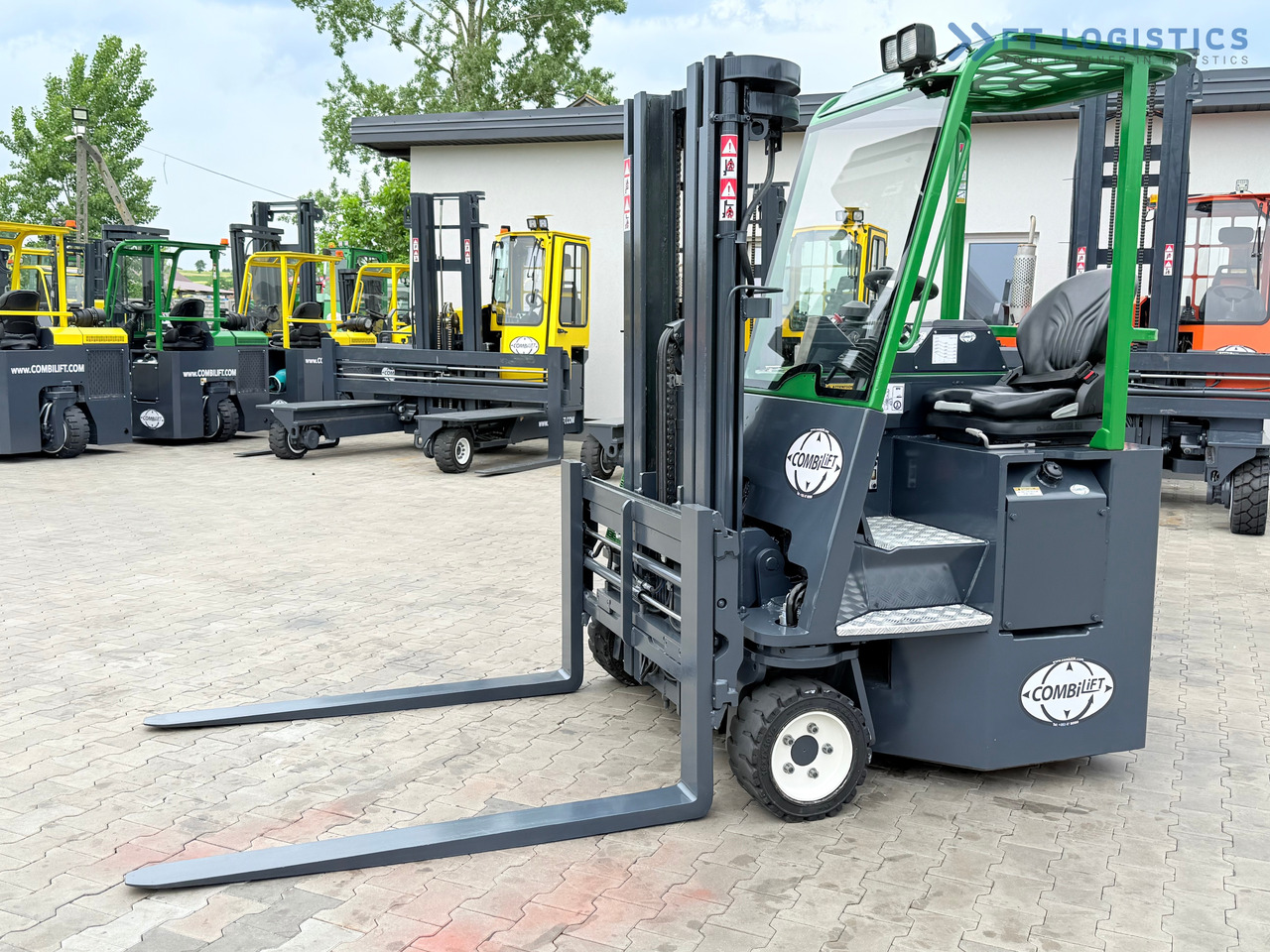 COMBILIFT CB3000 / DIESEL / TRIPLEX 4900MM / FREE LIFT / SIDESHIFT / FORK POSITIONER / 1500MM FORKS / LIKE NEW - Négyutas tolóoszlopos targoncá: 2 kép. COMBILIFT CB3000 / DIESEL / TRIPLEX 4900MM / FREE LIFT / SIDESHIFT / FORK POSITIONER / 1500MM FORKS / LIKE NEW - Négyutas tolóoszlopos targoncá: 2 kép.