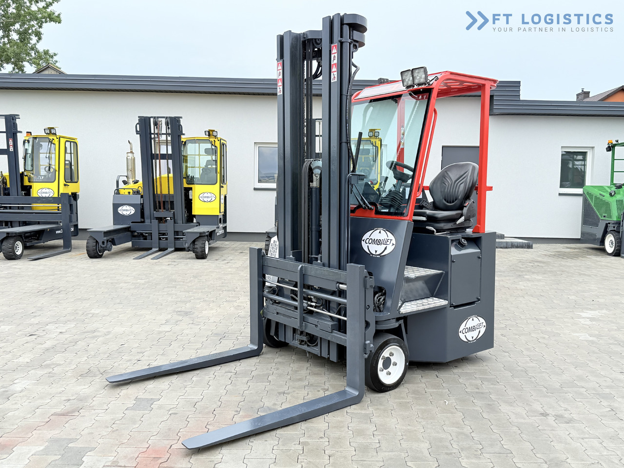 COMBILIFT Combilift C3000CB – TRIPLEX 6000mm – Year 2016 / Only 2,161 hours / Free Lift / Fork Positioner / Diesel - Négyutas tolóoszlopos targoncá: 1 kép. COMBILIFT Combilift C3000CB – TRIPLEX 6000mm – Year 2016 / Only 2,161 hours / Free Lift / Fork Positioner / Diesel - Négyutas tolóoszlopos targoncá: 1 kép.