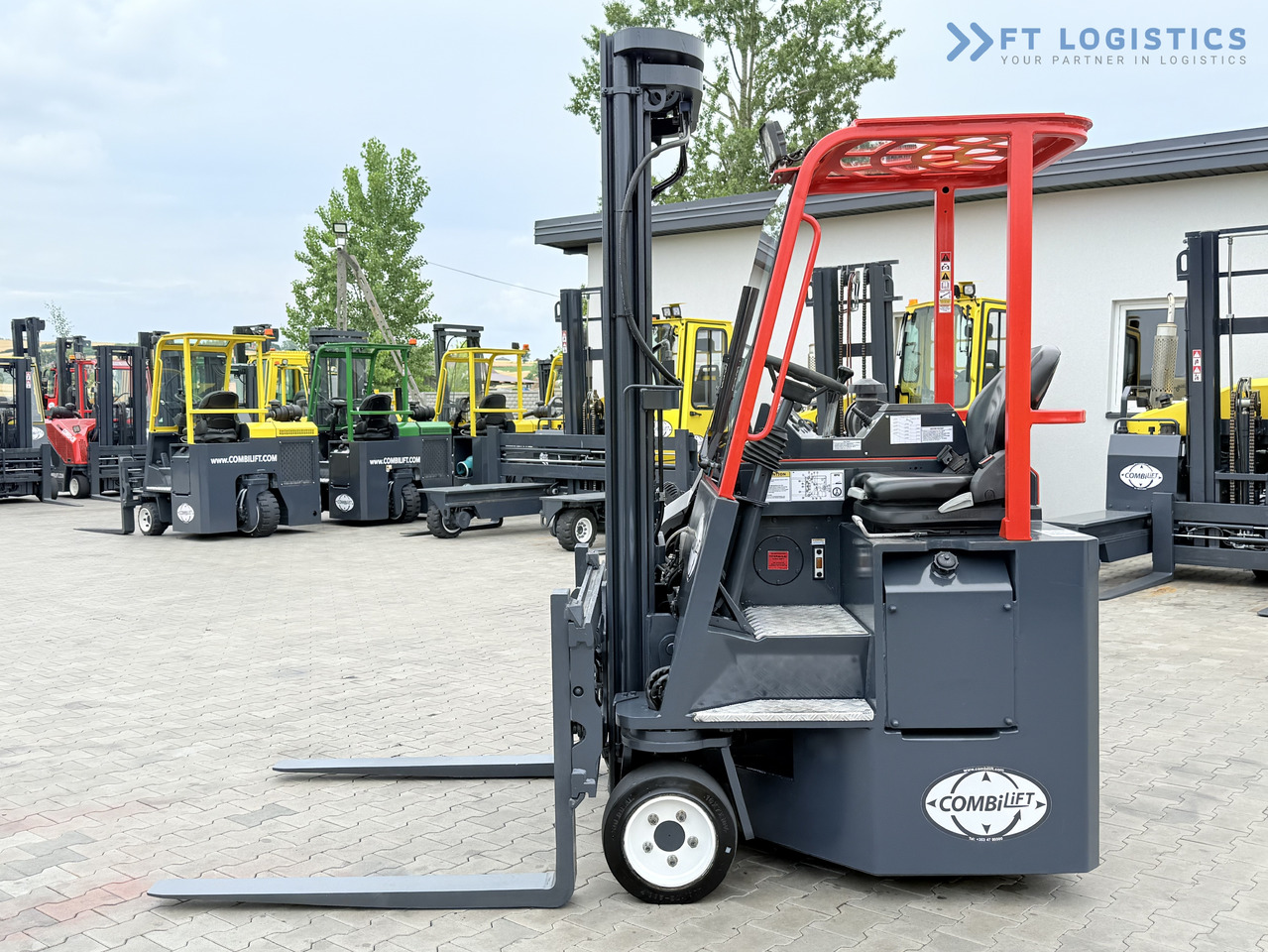 COMBILIFT Combilift C3000CB – TRIPLEX 6000mm – Year 2016 / Only 2,161 hours / Free Lift / Fork Positioner / Diesel - Négyutas tolóoszlopos targoncá: 2 kép. COMBILIFT Combilift C3000CB – TRIPLEX 6000mm – Year 2016 / Only 2,161 hours / Free Lift / Fork Positioner / Diesel - Négyutas tolóoszlopos targoncá: 2 kép.