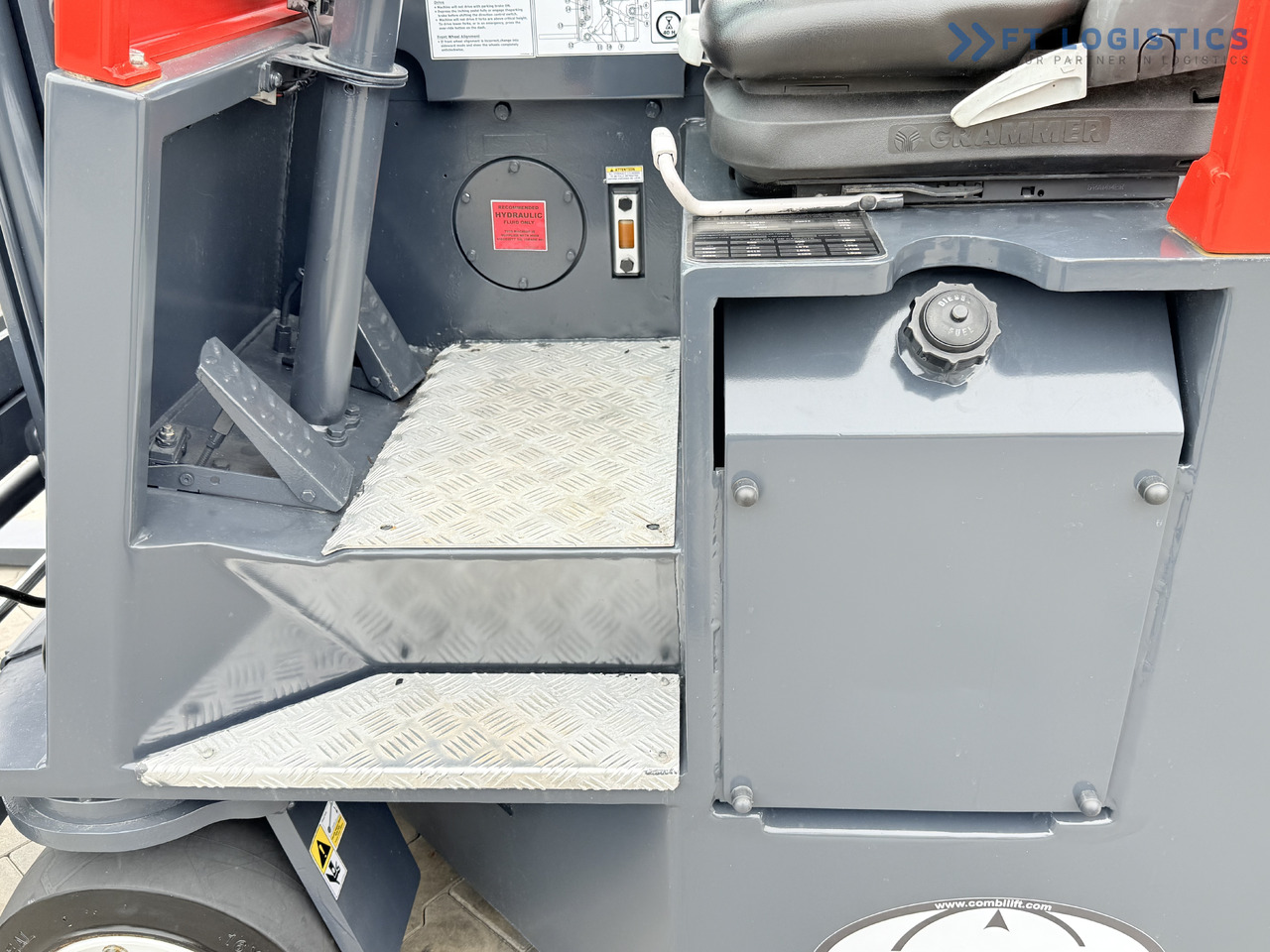 COMBILIFT Combilift C3000CB – TRIPLEX 6000mm – Year 2016 / Only 2,161 hours / Free Lift / Fork Positioner / Diesel - Négyutas tolóoszlopos targoncá: 3 kép. COMBILIFT Combilift C3000CB – TRIPLEX 6000mm – Year 2016 / Only 2,161 hours / Free Lift / Fork Positioner / Diesel - Négyutas tolóoszlopos targoncá: 3 kép.