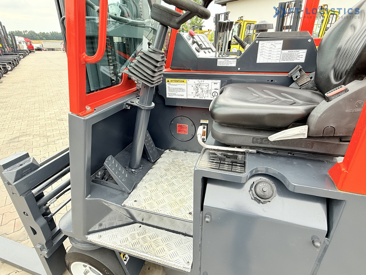 COMBILIFT Combilift C3000CB – TRIPLEX 6000mm – Year 2016 / Only 2,161 hours / Free Lift / Fork Positioner / Diesel - Négyutas tolóoszlopos targoncá: 5 kép. COMBILIFT Combilift C3000CB – TRIPLEX 6000mm – Year 2016 / Only 2,161 hours / Free Lift / Fork Positioner / Diesel - Négyutas tolóoszlopos targoncá: 5 kép.