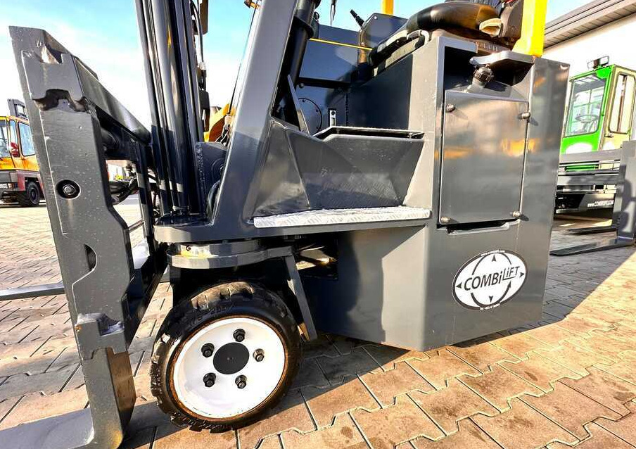 Combilift C2500CB - DIESEL - TRIPLEX - 2018 - LIKE NEW - Négyutas tolóoszlopos targoncá: 5 kép. Combilift C2500CB - DIESEL - TRIPLEX - 2018 - LIKE NEW - Négyutas tolóoszlopos targoncá: 5 kép.