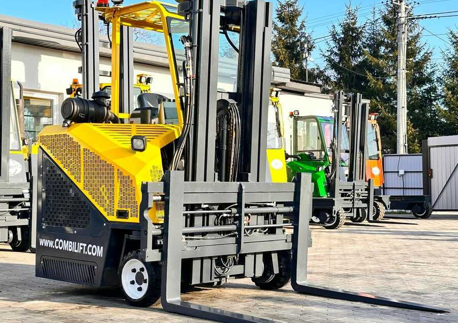 Combilift C2500CB - DIESEL - TRIPLEX - 2018 - LIKE NEW - Négyutas tolóoszlopos targoncá: 1 kép. Combilift C2500CB - DIESEL - TRIPLEX - 2018 - LIKE NEW - Négyutas tolóoszlopos targoncá: 1 kép.