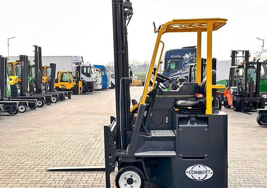 Combilift C2500CB / DUPLEX / 4100MM / DIESEL / FREE LIFT / FORK POSITIONER / SIDE SHIFT / LIKE NEW - Négyutas tolóoszlopos targoncá: 3 kép. Combilift C2500CB / DUPLEX / 4100MM / DIESEL / FREE LIFT / FORK POSITIONER / SIDE SHIFT / LIKE NEW - Négyutas tolóoszlopos targoncá: 3 kép.