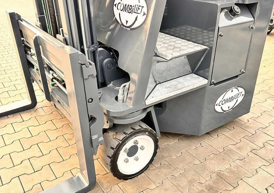 Combilift C2500CB / DUPLEX / 4100MM / DIESEL / FREE LIFT / FORK POSITIONER / SIDE SHIFT / LIKE NEW - Négyutas tolóoszlopos targoncá: 4 kép. Combilift C2500CB / DUPLEX / 4100MM / DIESEL / FREE LIFT / FORK POSITIONER / SIDE SHIFT / LIKE NEW - Négyutas tolóoszlopos targoncá: 4 kép.