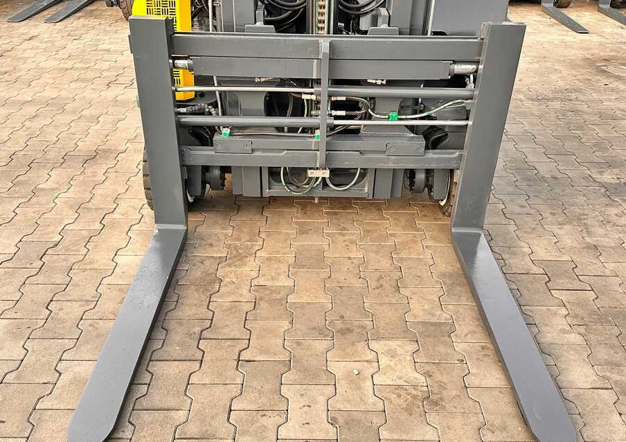 Combilift C2500CB / DUPLEX / 4100MM / DIESEL / FREE LIFT / FORK POSITIONER / SIDE SHIFT / LIKE NEW - Négyutas tolóoszlopos targoncá: 5 kép. Combilift C2500CB / DUPLEX / 4100MM / DIESEL / FREE LIFT / FORK POSITIONER / SIDE SHIFT / LIKE NEW - Négyutas tolóoszlopos targoncá: 5 kép.