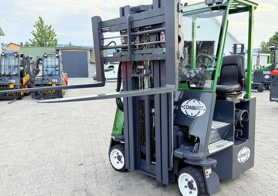 Combilift C2500CB / GAS / TRIPLEX - 4900MM / FREE-LIFT / POSITIONER / SIDE SHIFT / LIKE NEW - Négyutas tolóoszlopos targoncá: 2 kép. Combilift C2500CB / GAS / TRIPLEX - 4900MM / FREE-LIFT / POSITIONER / SIDE SHIFT / LIKE NEW - Négyutas tolóoszlopos targoncá: 2 kép.