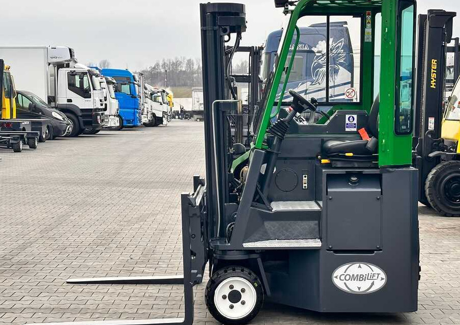 Combilift C2500CB / TRIPLEX / DIESEL / 4900MM / FREE LIFT / POSITIONER 1720MM / LIKE NEW - Négyutas tolóoszlopos targoncá: 3 kép. Combilift C2500CB / TRIPLEX / DIESEL / 4900MM / FREE LIFT / POSITIONER 1720MM / LIKE NEW - Négyutas tolóoszlopos targoncá: 3 kép.