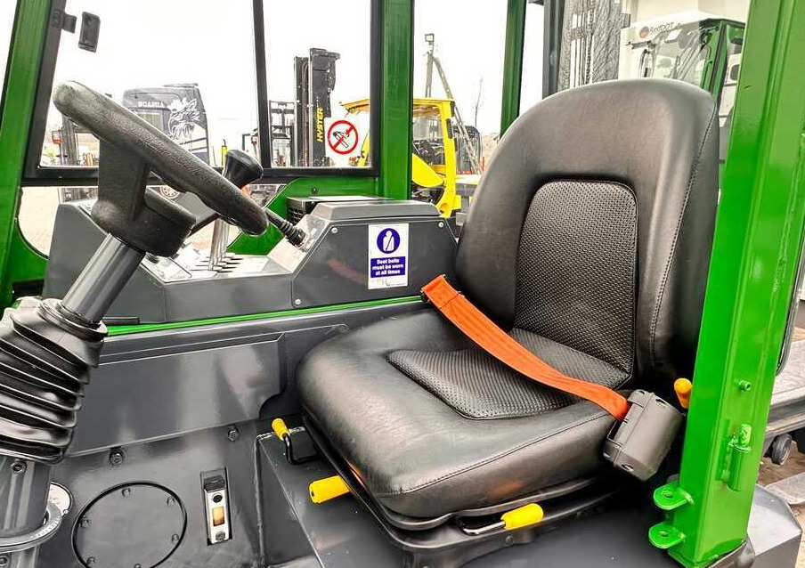 Combilift C2500CB / TRIPLEX / DIESEL / 4900MM / FREE LIFT / POSITIONER 1720MM / LIKE NEW - Négyutas tolóoszlopos targoncá: 5 kép. Combilift C2500CB / TRIPLEX / DIESEL / 4900MM / FREE LIFT / POSITIONER 1720MM / LIKE NEW - Négyutas tolóoszlopos targoncá: 5 kép.