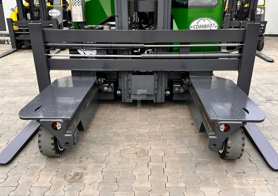 Combilift C3000 / 4100 MM / 3 TONS / PLATFORM / 1939 MTH / LPG / LIKE NEW - Négyutas tolóoszlopos targoncá: 4 kép. Combilift C3000 / 4100 MM / 3 TONS / PLATFORM / 1939 MTH / LPG / LIKE NEW - Négyutas tolóoszlopos targoncá: 4 kép.