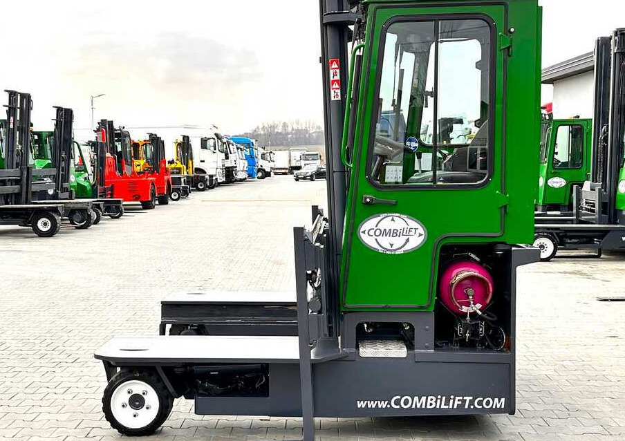 Combilift C3000 / 4100 MM / 3 TONS / PLATFORM / 1939 MTH / LPG / LIKE NEW - Négyutas tolóoszlopos targoncá: 3 kép. Combilift C3000 / 4100 MM / 3 TONS / PLATFORM / 1939 MTH / LPG / LIKE NEW - Négyutas tolóoszlopos targoncá: 3 kép.