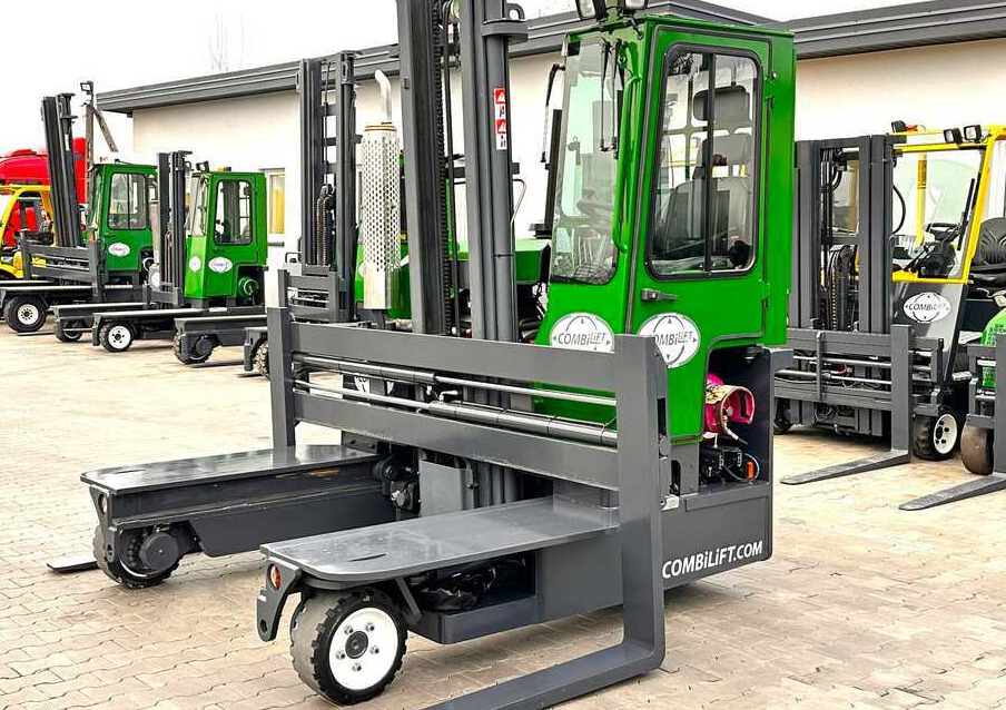 Combilift C3000 / 4100 MM / 3 TONS / PLATFORM / 1939 MTH / LPG / LIKE NEW - Négyutas tolóoszlopos targoncá: 1 kép. Combilift C3000 / 4100 MM / 3 TONS / PLATFORM / 1939 MTH / LPG / LIKE NEW - Négyutas tolóoszlopos targoncá: 1 kép.