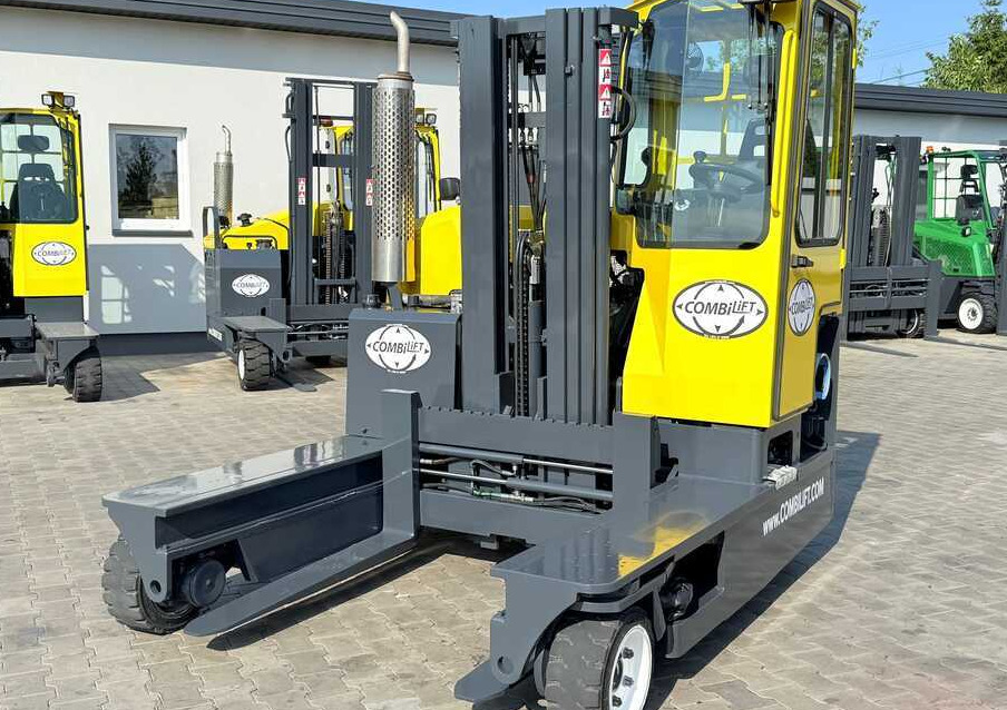 Combilift C3000 / GAS / TRIPLEX - 4900MM / ONLY 1537 HOURS / FORK POSITIONER / CABIN / LIKE NEW - Négyutas tolóoszlopos targoncá: 4 kép. Combilift C3000 / GAS / TRIPLEX - 4900MM / ONLY 1537 HOURS / FORK POSITIONER / CABIN / LIKE NEW - Négyutas tolóoszlopos targoncá: 4 kép.