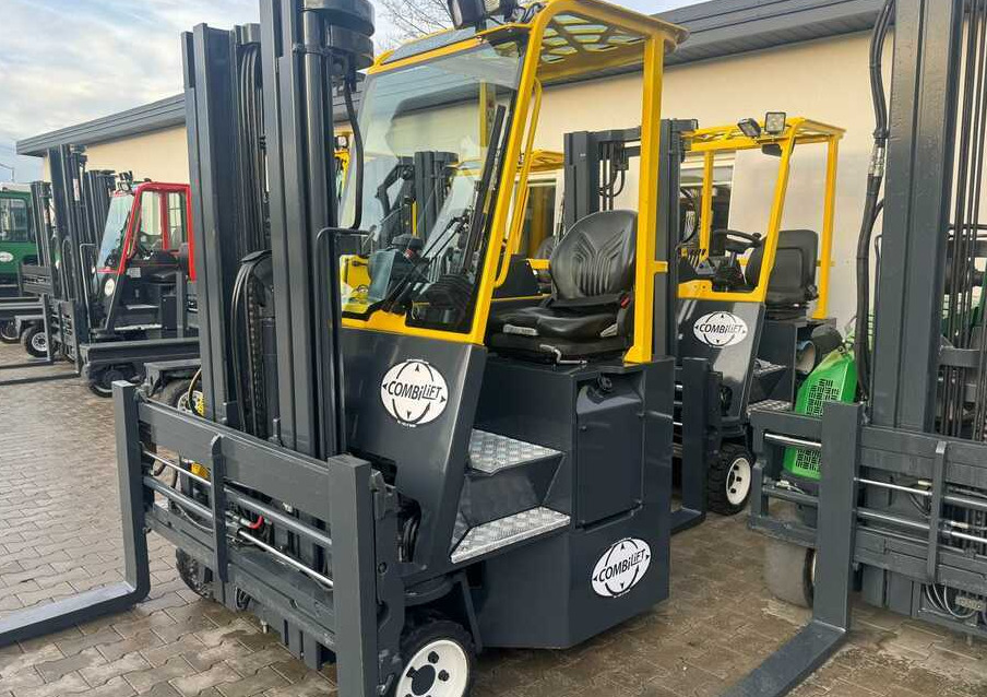 Combilift C3000CB -DIESEL- Only 6117 hours - Négyutas tolóoszlopos targoncá: 1 kép. Combilift C3000CB -DIESEL- Only 6117 hours - Négyutas tolóoszlopos targoncá: 1 kép.