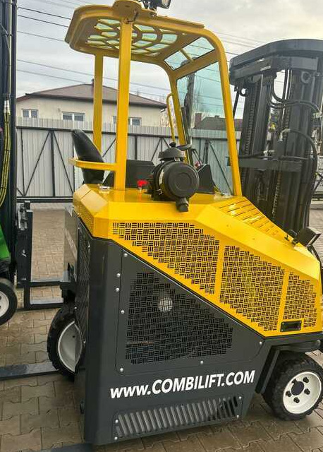Combilift C3000CB -DIESEL- Only 6117 hours - Négyutas tolóoszlopos targoncá: 2 kép. Combilift C3000CB -DIESEL- Only 6117 hours - Négyutas tolóoszlopos targoncá: 2 kép.
