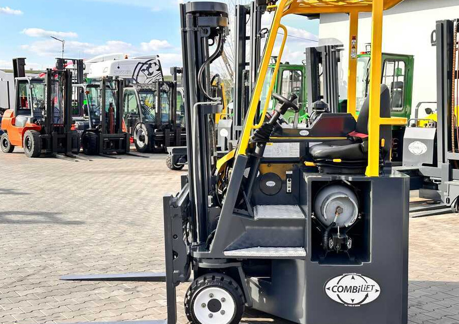 Combilift C3000CB / GAS / TRIPLEX / 4900MM / FREE LIFT / FORK POSITIONER / SIC3000CB / GAS / TRIPLEX / 4900MM / FREE LIFT / FORK POSITIONER / SIDE SHIFT / LIKE NEWDE SHIFT / LIKE NEW - Négyutas tolóoszlopos targoncá: 4 kép. Combilift C3000CB / GAS / TRIPLEX / 4900MM / FREE LIFT / FORK POSITIONER / SIC3000CB / GAS / TRIPLEX / 4900MM / FREE LIFT / FORK POSITIONER / SIDE SHIFT / LIKE NEWDE SHIFT / LIKE NEW - Négyutas tolóoszlopos targoncá: 4 kép.