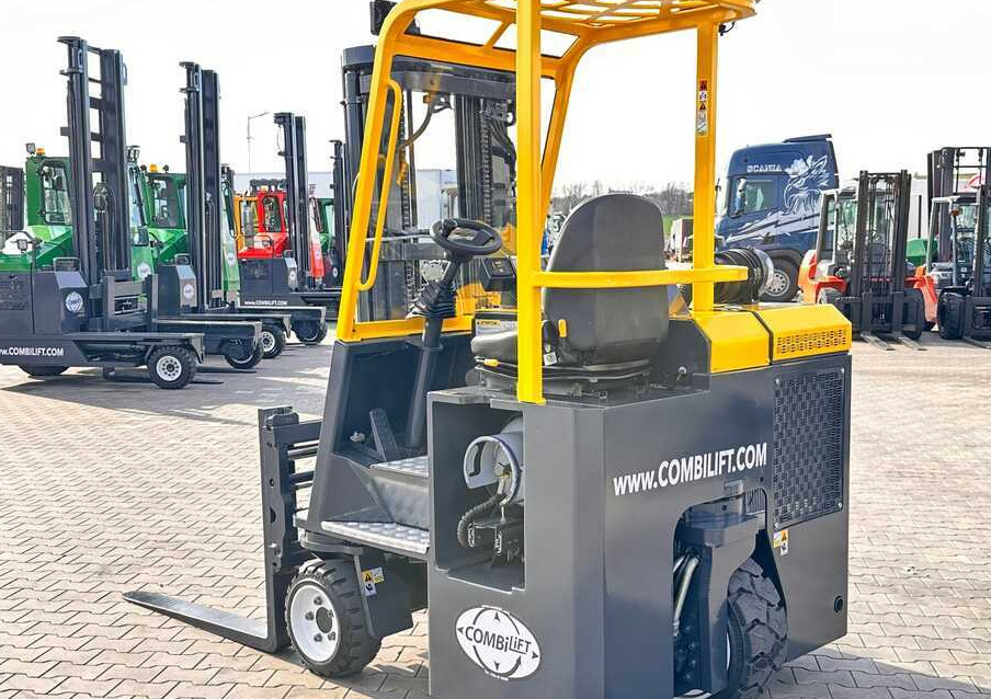 Combilift C3000CB / GAS / TRIPLEX / 4900MM / FREE LIFT / FORK POSITIONER / SIC3000CB / GAS / TRIPLEX / 4900MM / FREE LIFT / FORK POSITIONER / SIDE SHIFT / LIKE NEWDE SHIFT / LIKE NEW - Négyutas tolóoszlopos targoncá: 5 kép. Combilift C3000CB / GAS / TRIPLEX / 4900MM / FREE LIFT / FORK POSITIONER / SIC3000CB / GAS / TRIPLEX / 4900MM / FREE LIFT / FORK POSITIONER / SIDE SHIFT / LIKE NEWDE SHIFT / LIKE NEW - Négyutas tolóoszlopos targoncá: 5 kép.