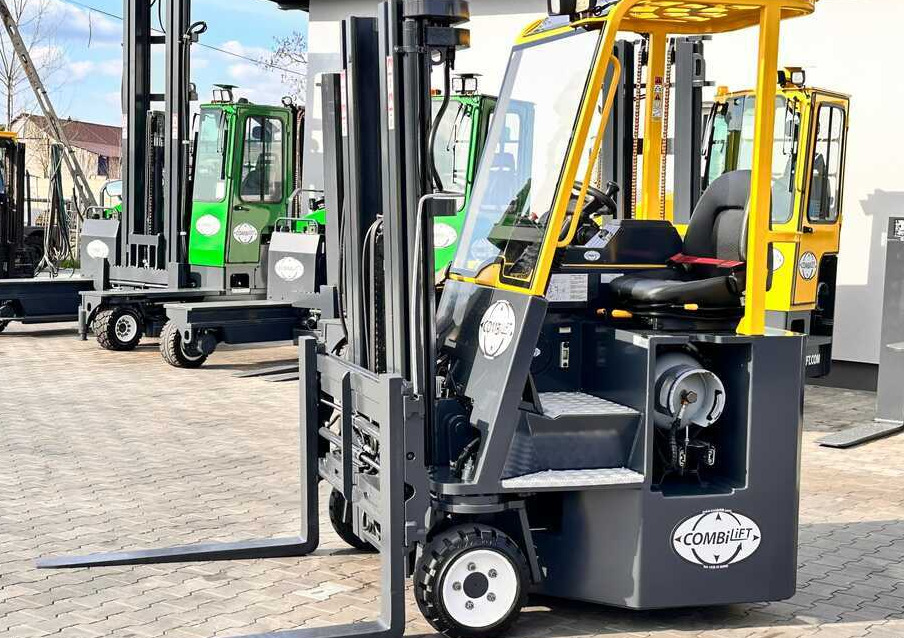 Combilift C3000CB / GAS / TRIPLEX / 4900MM / FREE LIFT / FORK POSITIONER / SIC3000CB / GAS / TRIPLEX / 4900MM / FREE LIFT / FORK POSITIONER / SIDE SHIFT / LIKE NEWDE SHIFT / LIKE NEW - Négyutas tolóoszlopos targoncá: 2 kép. Combilift C3000CB / GAS / TRIPLEX / 4900MM / FREE LIFT / FORK POSITIONER / SIC3000CB / GAS / TRIPLEX / 4900MM / FREE LIFT / FORK POSITIONER / SIDE SHIFT / LIKE NEWDE SHIFT / LIKE NEW - Négyutas tolóoszlopos targoncá: 2 kép.