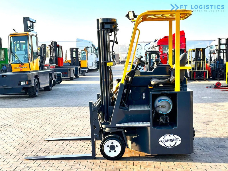 Combilift C3000CB / LPG / TRIPLEX - 4900MM / LPG / FREE LIFT / FORK POSITIONER C3000CB / LPG / TRIPLEX - 4900MM / LPG / FREE LIFT / FORK P - Négyutas tolóoszlopos targoncá: 2 kép. Combilift C3000CB / LPG / TRIPLEX - 4900MM / LPG / FREE LIFT / FORK POSITIONER C3000CB / LPG / TRIPLEX - 4900MM / LPG / FREE LIFT / FORK P - Négyutas tolóoszlopos targoncá: 2 kép.