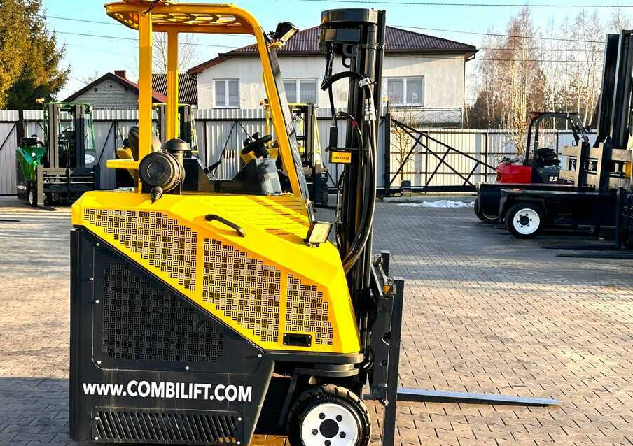 Combilift C3000CB / LPG / TRIPLEX - 4900MM / LPG / FREE LIFT / POSITIONER / FORK SIDE SHIFT / ONLY 7454 MTH / LIKE NEW - Négyutas tolóoszlopos targoncá: 5 kép. Combilift C3000CB / LPG / TRIPLEX - 4900MM / LPG / FREE LIFT / POSITIONER / FORK SIDE SHIFT / ONLY 7454 MTH / LIKE NEW - Négyutas tolóoszlopos targoncá: 5 kép.