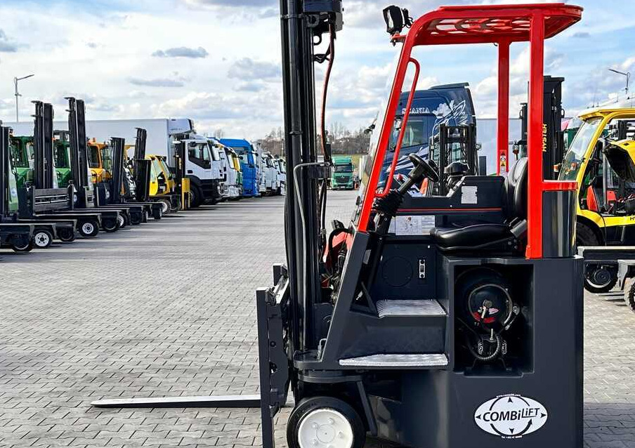 Combilift C3000CB / LPG / TRIPLEX / 5500MM / FREE LIFT / SIDE SHIFT + FORK POSITIONER / LIKE NEW - Négyutas tolóoszlopos targoncá: 2 kép. Combilift C3000CB / LPG / TRIPLEX / 5500MM / FREE LIFT / SIDE SHIFT + FORK POSITIONER / LIKE NEW - Négyutas tolóoszlopos targoncá: 2 kép.